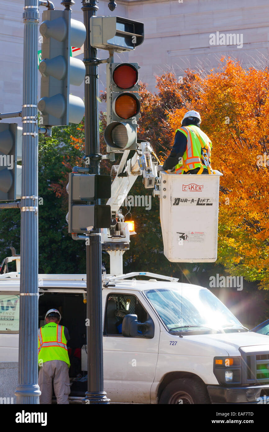 Lavoratori municipali Traffico di riparazione di luce segnale - Washington DC, Stati Uniti d'America Foto Stock