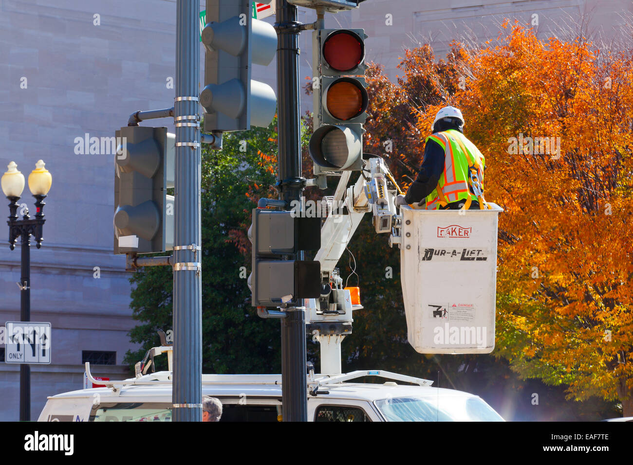 Lavoratori municipali Traffico di riparazione di luce segnale - Washington DC, Stati Uniti d'America Foto Stock