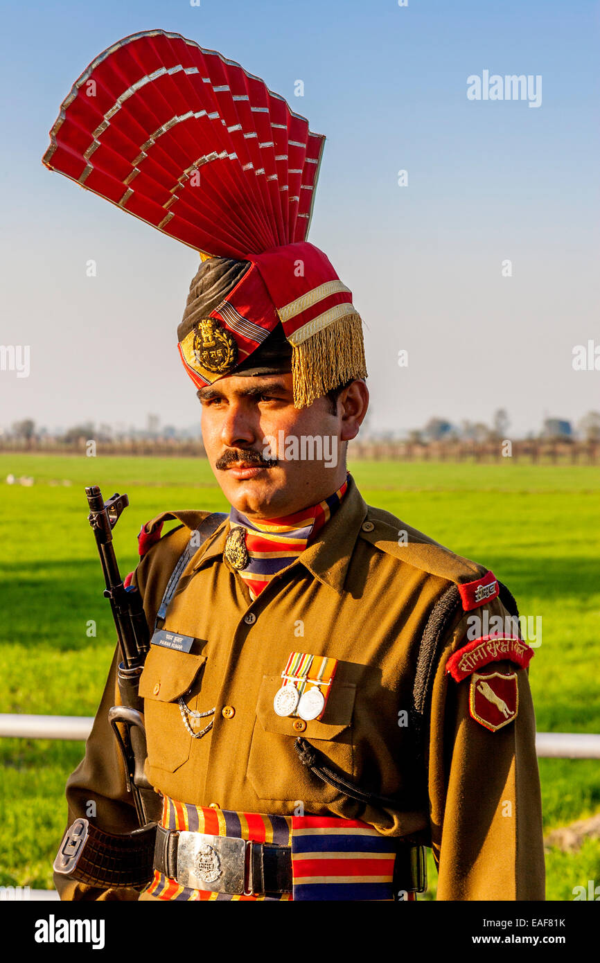 Soldato indiano al Wagah Border Crossing vicino Amritsar Punjab, India Foto Stock