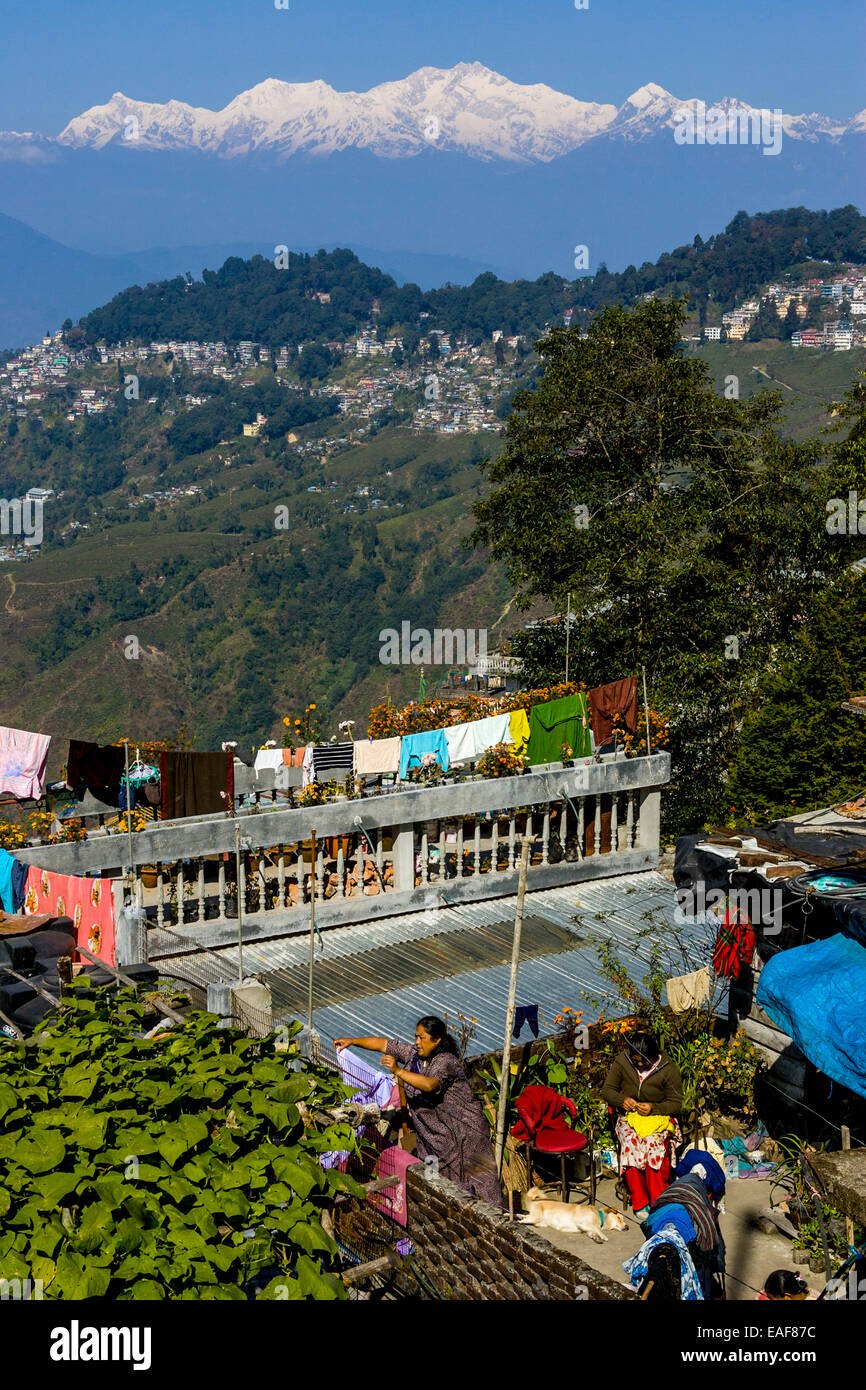Darjeeling e Kangchenjunga montagna himalayana da Tiger Hill, Darjeeling, West Bengal, India Foto Stock
