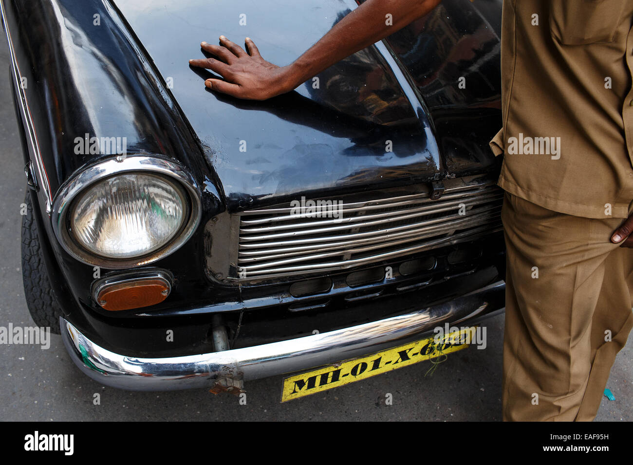 Di un conducente e il suo vecchio Premier Padmini taxi auto in Mumbai, India Foto Stock