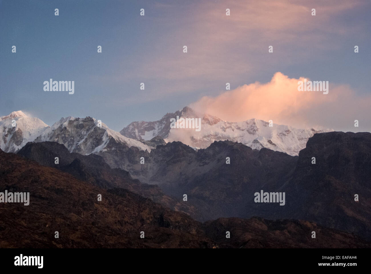 Kangchendzonga sale al di sopra del Himalaya di sunrise. Foto Stock