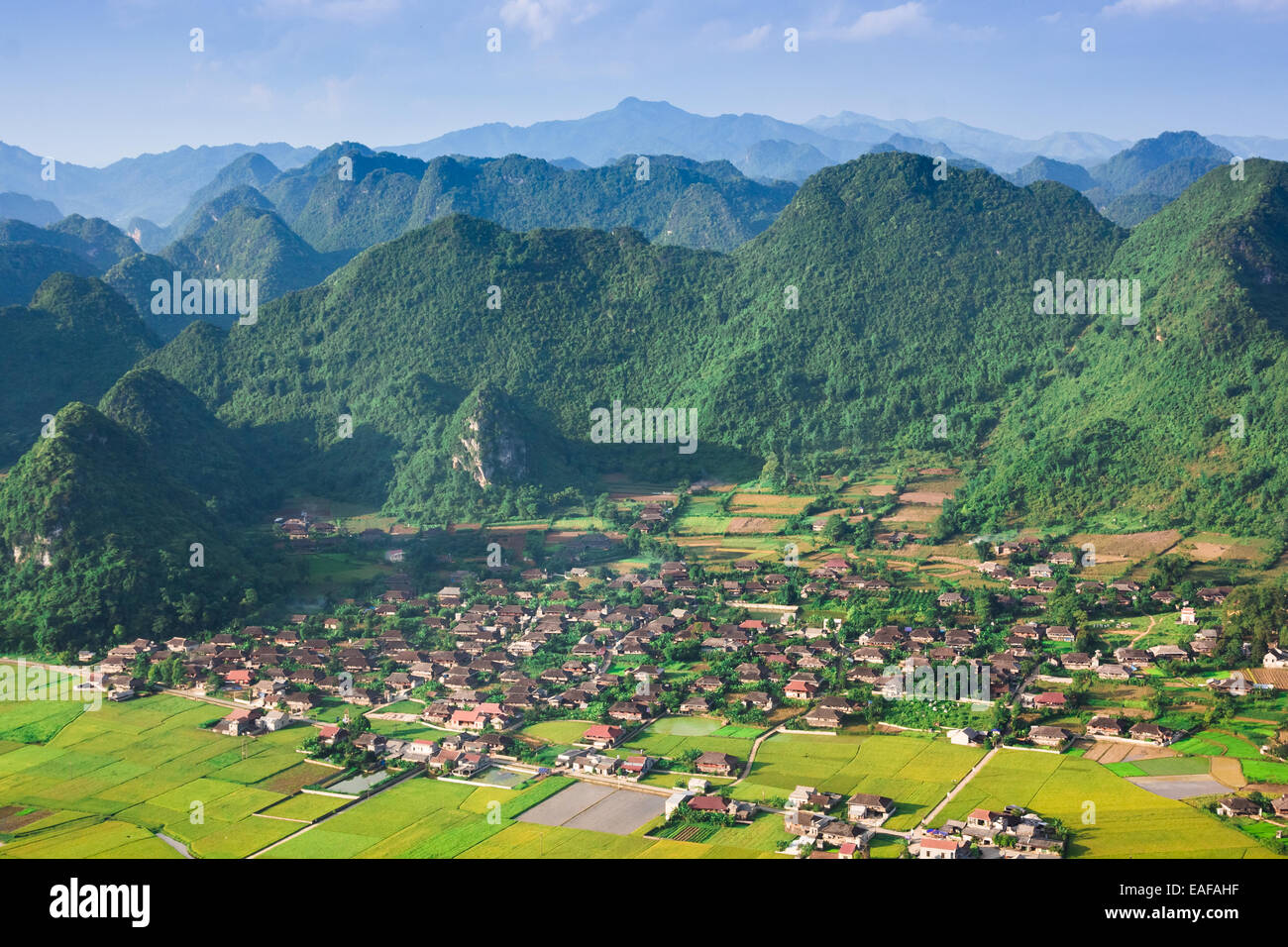 Villaggio nella valle di Bac figlio, Vietnam. Foto Stock