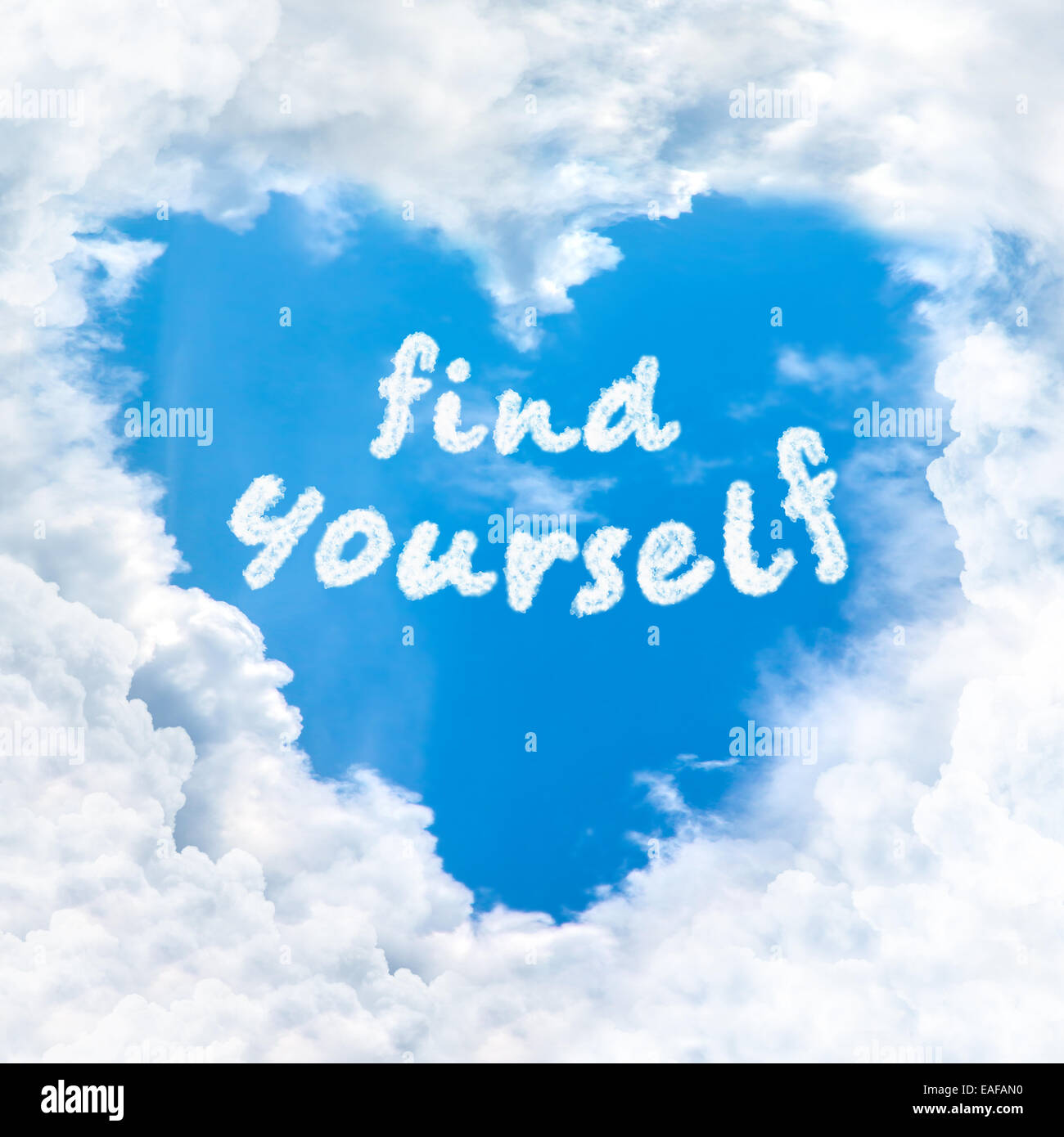 Trovare te stesso parola all'interno di amore il cloud forma di cuore blue sky solo in background Foto Stock
