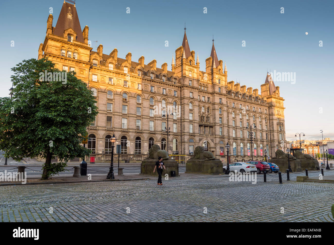 LIVERPOOL, Regno Unito - 8 giugno 2014: l'ex North Western Hotel si trova sul lato est di Lime Street, Liverpool, in Inghilterra. Foto Stock