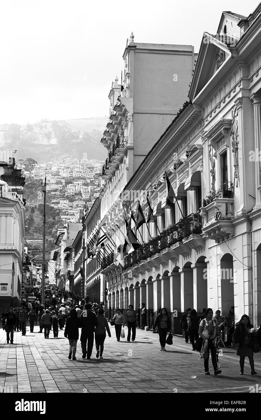 Il Palazzo Arcivescovile e l'Hotel Plaza Grande sul Cile street sulla Plaza Grande (piazza principale) in Quito Ecuador Foto Stock