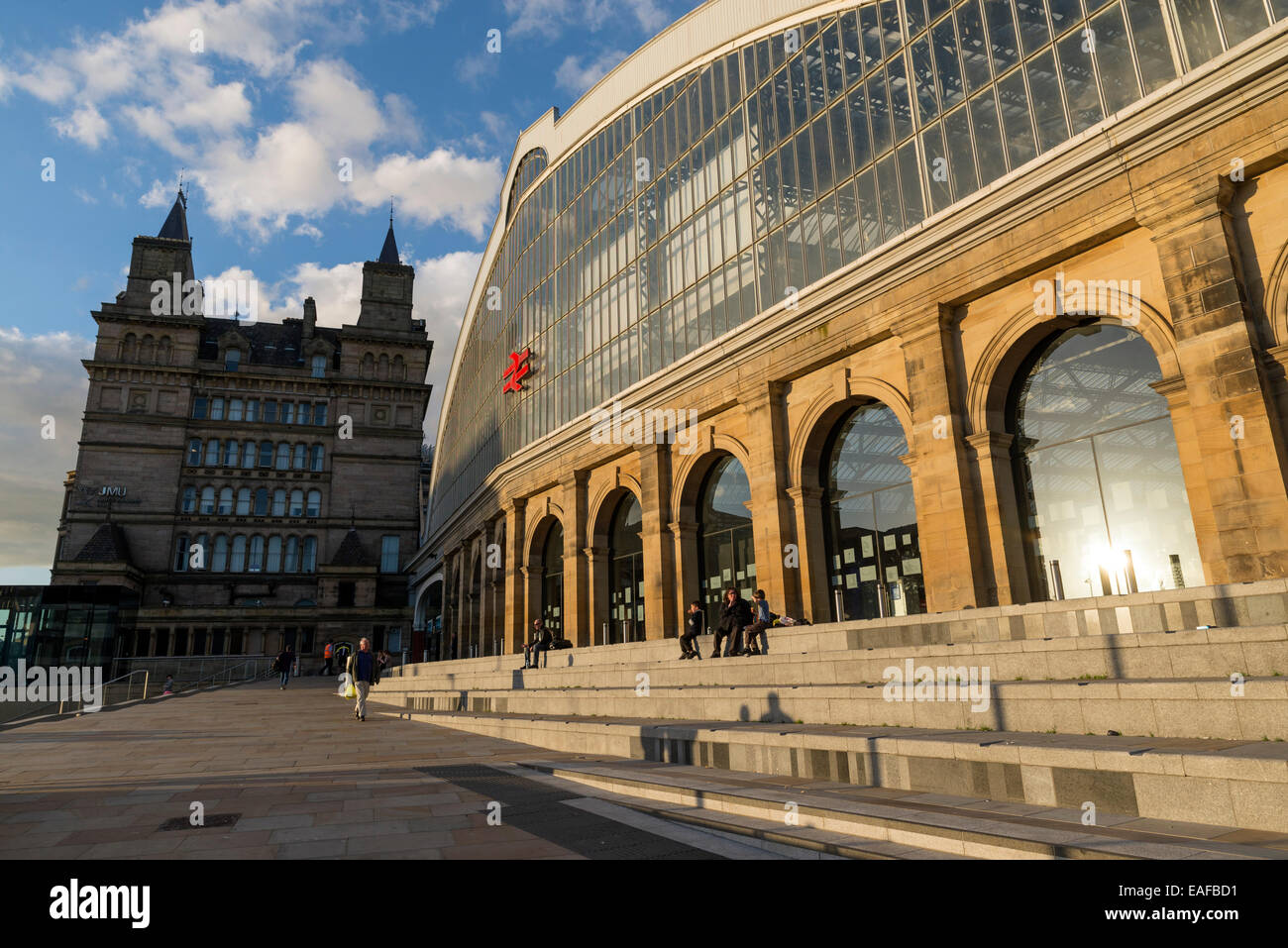 LIVERPOOL, Regno Unito - 8 giugno 2014: Lime Street è Liverpools stazione ferroviaria principale ed è stato recentemente restaurato e redevel Foto Stock