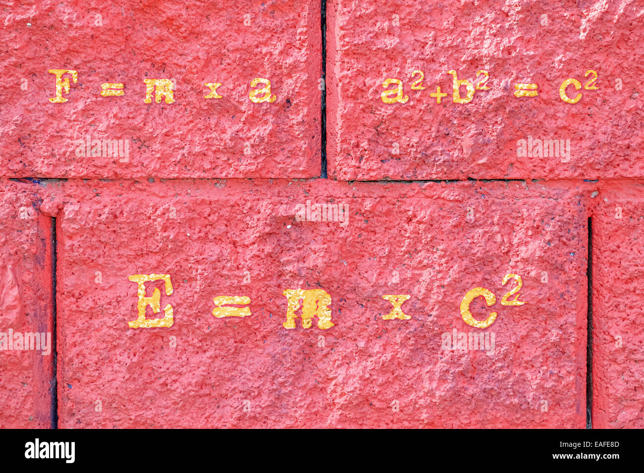 Celebri formule matematiche scritto su un muro di mattoni Foto Stock