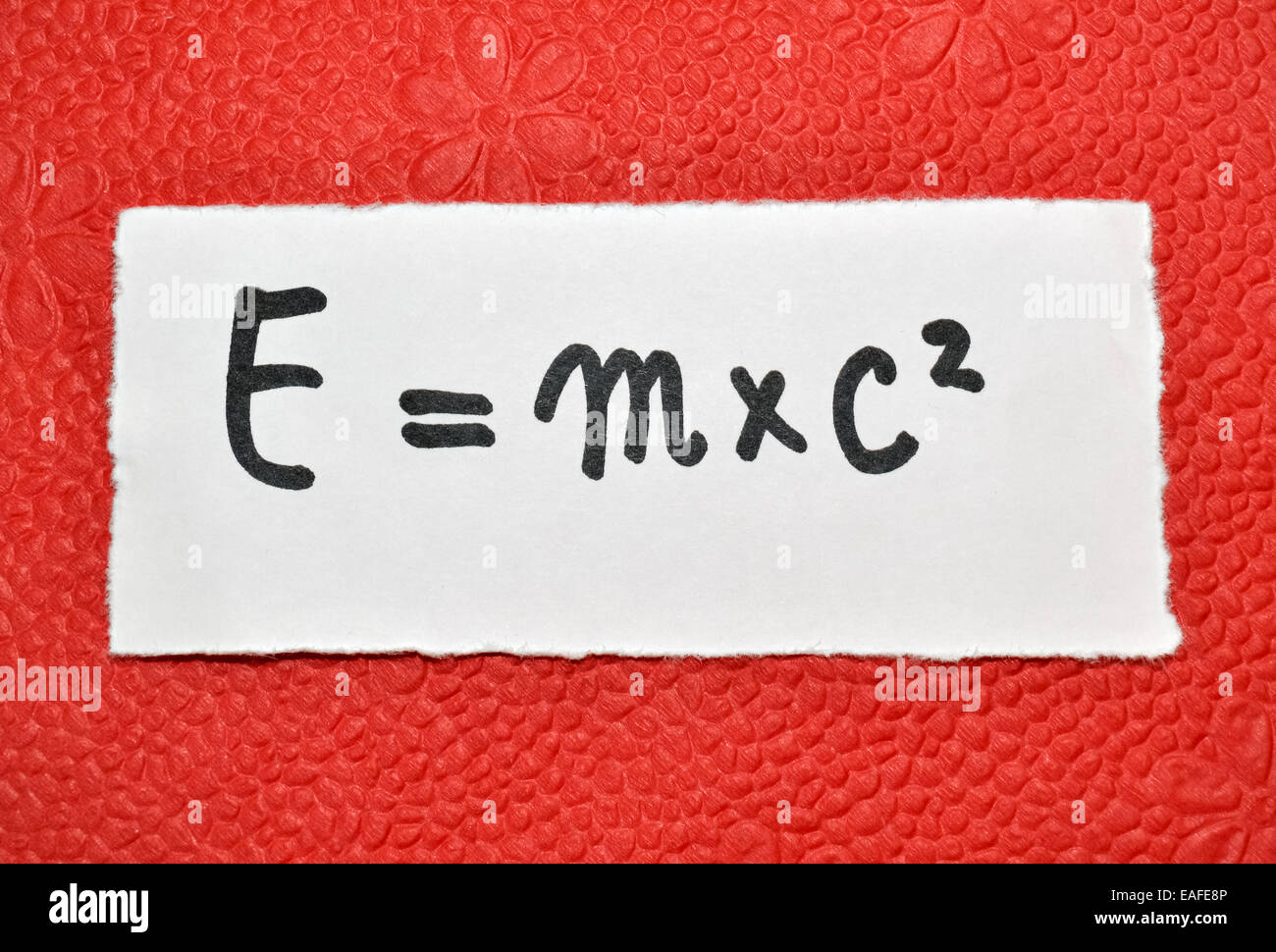 Famosa formula fisica su una vivace sfondo rosso Foto Stock