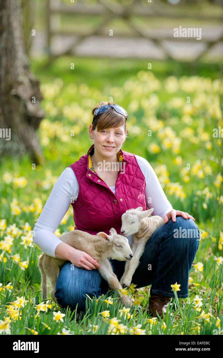 Un allevatore di ovini da Kempley, Gloucestershire con alcuni dei suoi agnelli molla REGNO UNITO Foto Stock