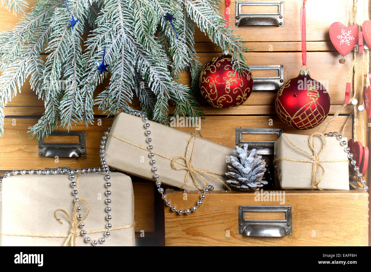 Regali di Natale nel cassetto di un armadio Foto Stock