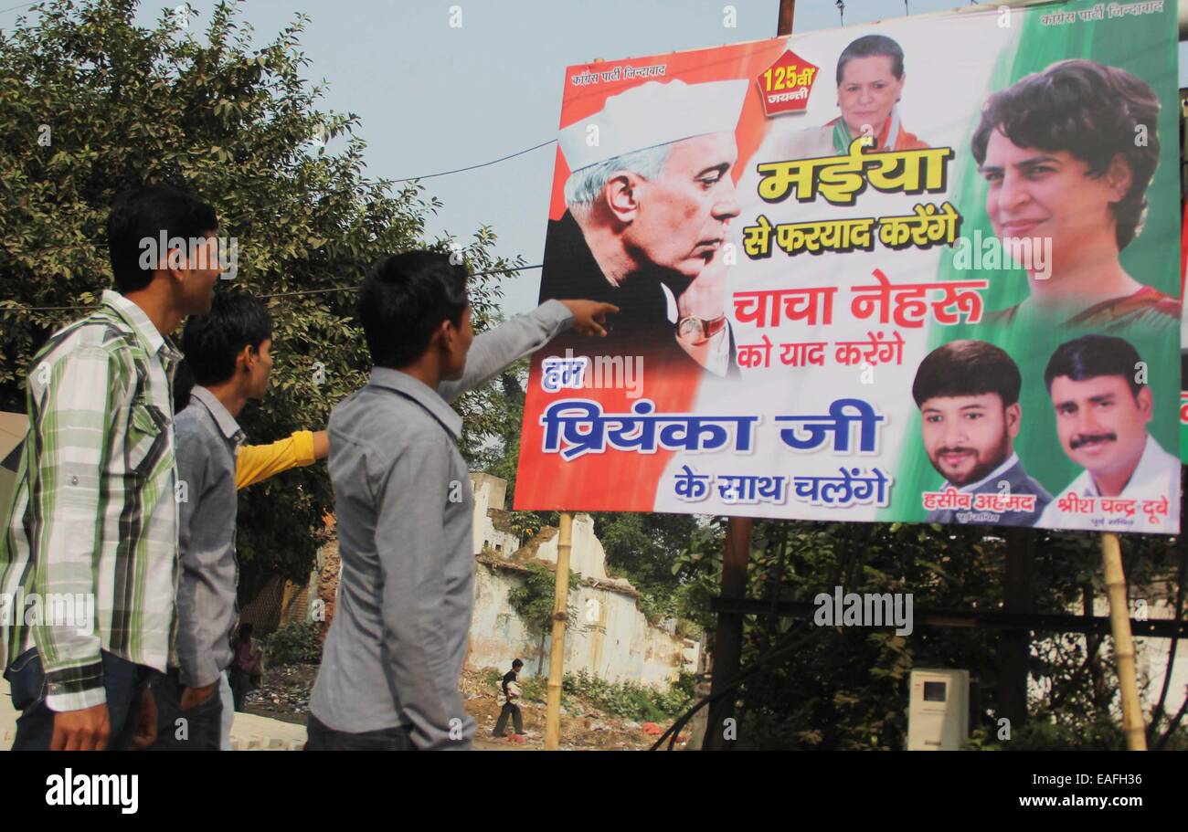 Gli attivisti di Pavel Gandhi Brigata giovanile esigente del partito del Congresso per la leadership di Pavel Gandhi alla vigilia dell ex primo ministro Jawaharlal Nehru centoventicinquesimo anniversario di nascita, di Allahabad. © Amar profondi/Pacific Press/Alamy Live News Foto Stock