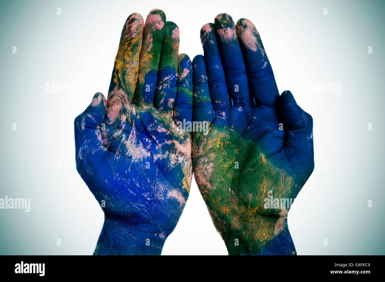Una mappa del mondo in aprire l uomo mani (mappa terrestre arredate dalla NASA) Foto Stock