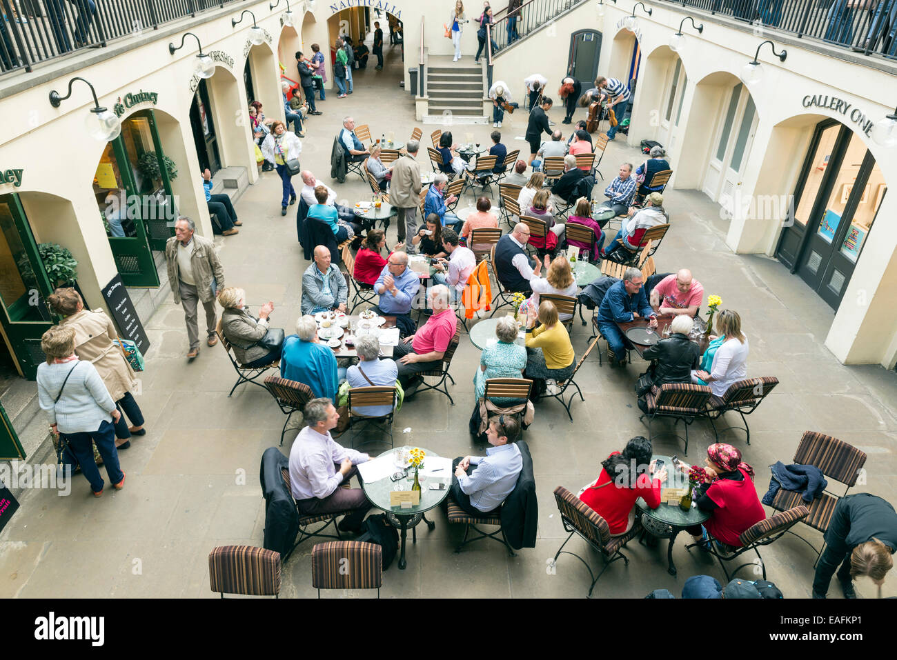 LONDON, Regno Unito - 5 giugno 2014: all'interno di Londra Covent Garden contrassegnato, vista da sopra a ora di pranzo, persone mangiare in mult Foto Stock