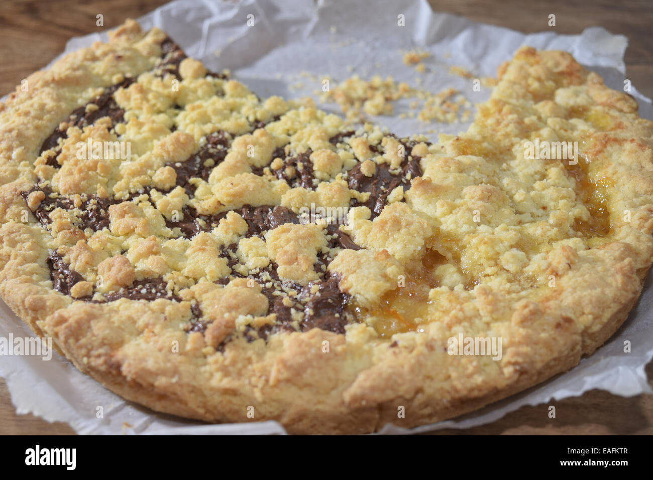 In casa crostata con marmellata e nutella Foto Stock