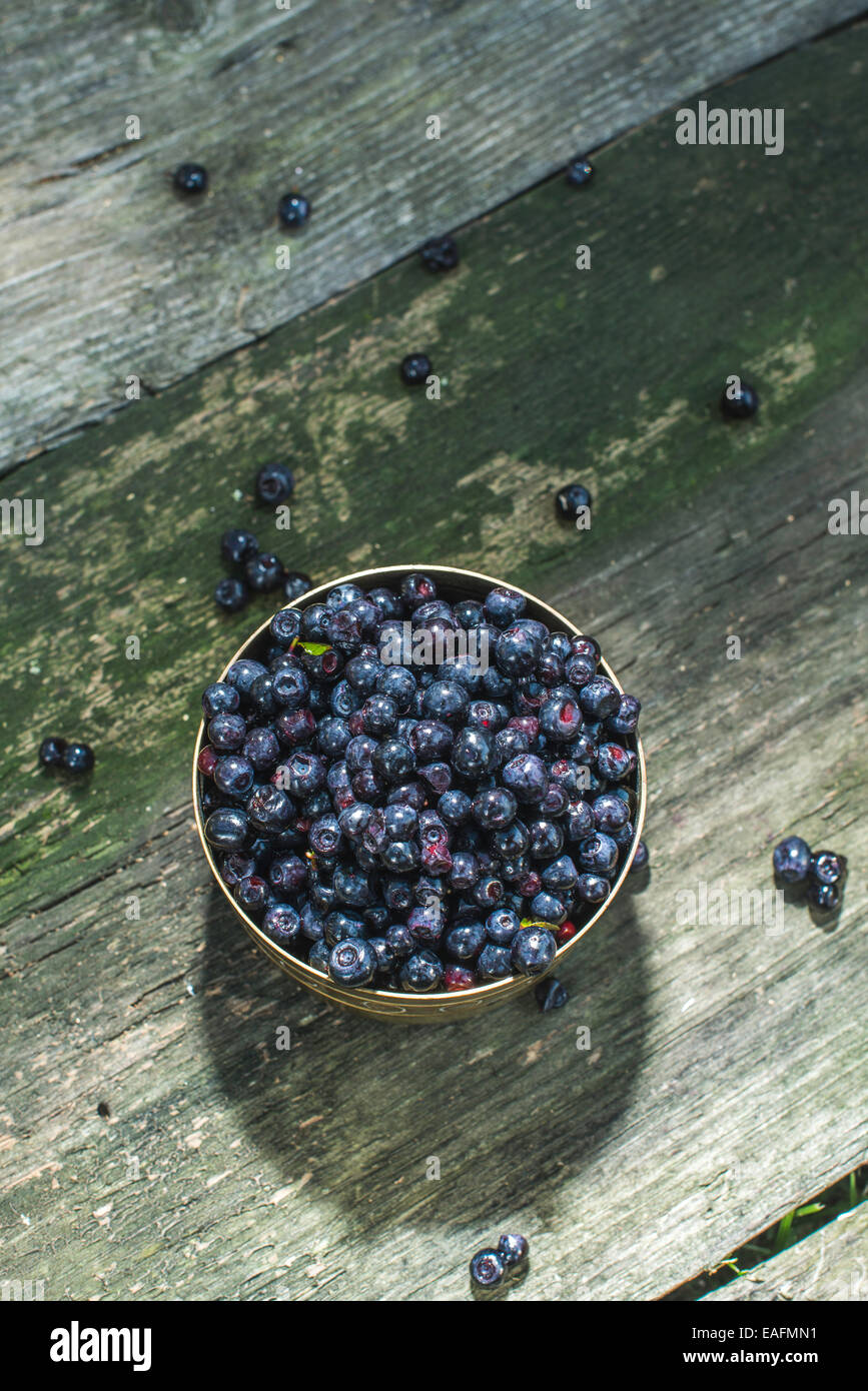 I mirtilli in una ciotola su legno Foto Stock