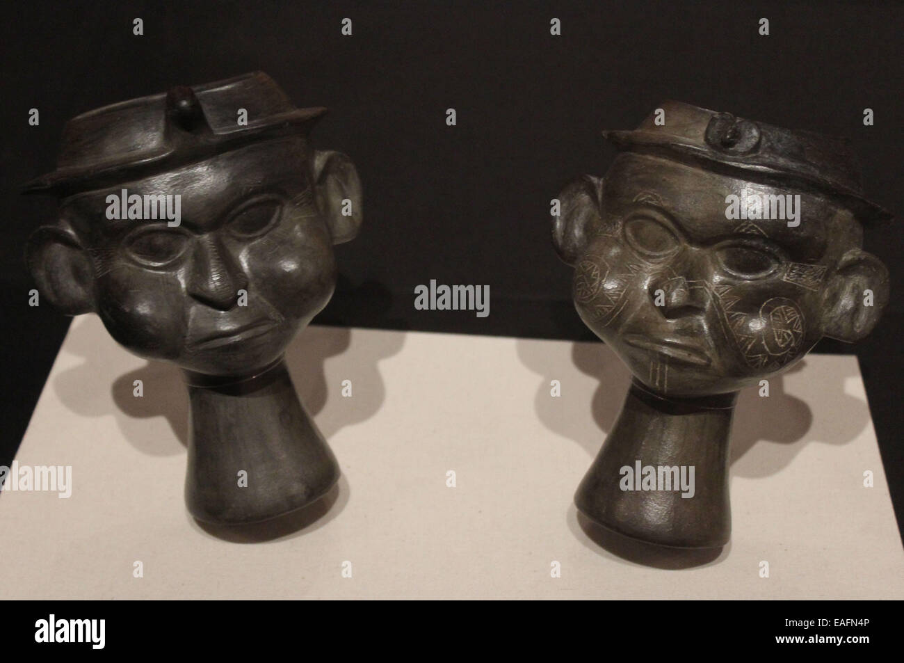 Lima, Lima. Xiii Nov, 2014. Sonaglio tazze della cultura Chimú 900-1450 (CE), sono mostrati durante il Strumento precolombiana Exposition: dalle Ande al mondo, tenutasi nella Nazionale di Archeologia e Antropologia e Storia del Perù, a Lima in Perù il 9 novembre 13, 2014. La strumento precolombiana Exposition: dalle Ande al mondo è detenuto da nov. Da 13 a 30. © Luis Camacho/Xinhua/Alamy Live News Foto Stock