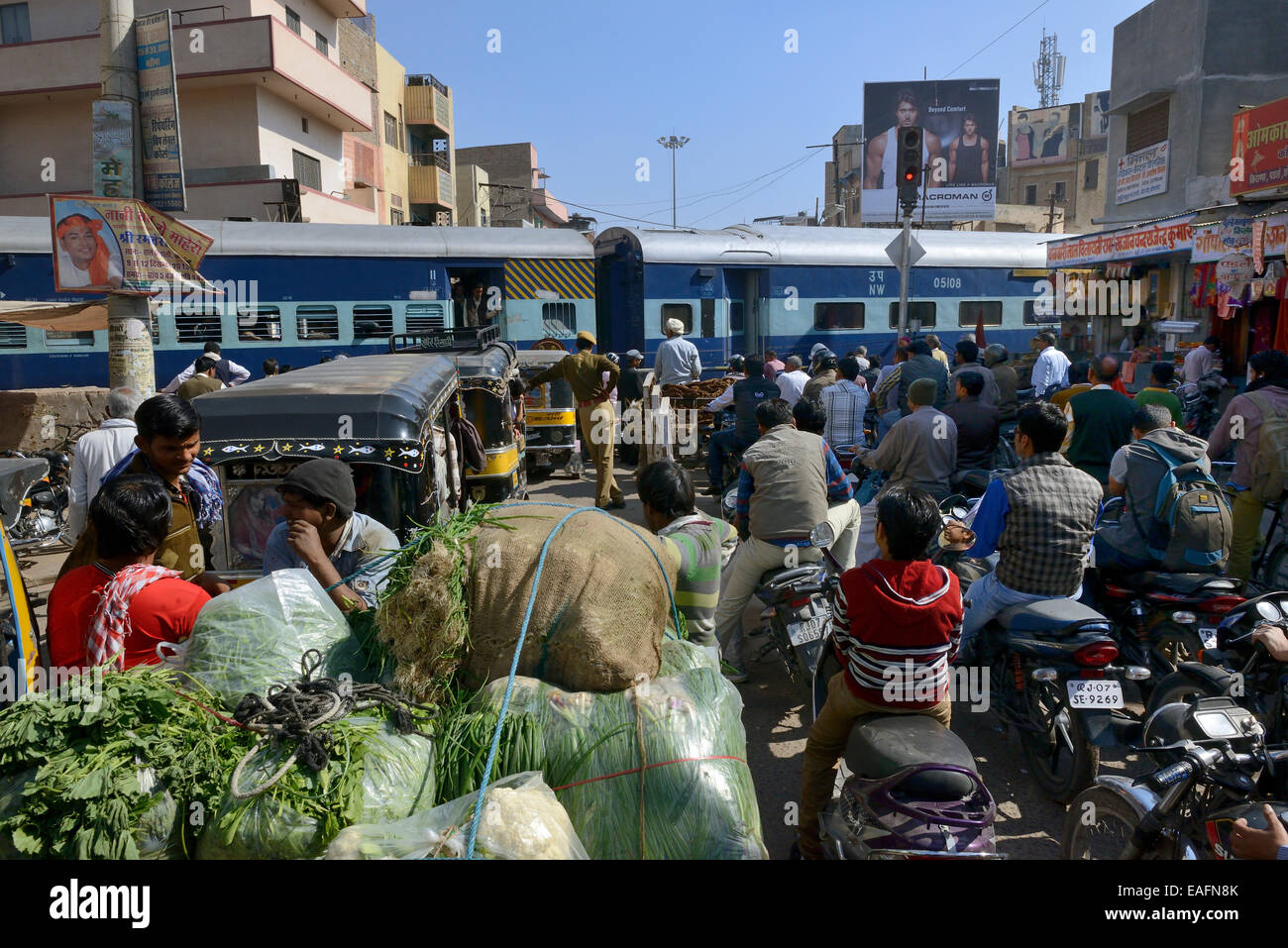 Inde, Rajasthan, regione du Marwar, Bikaner, la congestione sulle strade pubbliche durante la chiusura del passaggio a livello Foto Stock