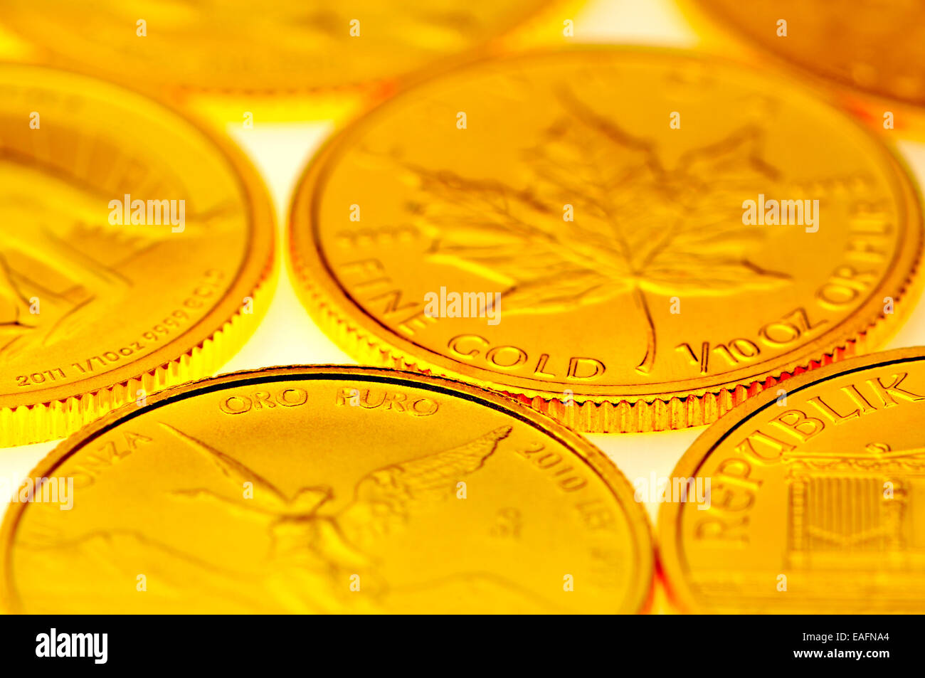 Le piccole monete d oro - Decima Krugerrand, decimo oz Canadian Maple Leaf; decimo oz Australian Kangaroo; decimo oz dal Messico Foto Stock