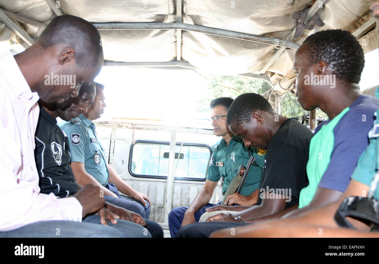 Dacca in Bangladesh. Xiv Nov, 2014. La polizia ha arrestato almeno 31 per gli stranieri che risiedono illegalmente in Bangladesh. La polizia ha arrestato in unità separate da diverse parti di Gulshan e Uttara dal giovedì sera al venerdì mattina. L'identità degli stranieri non avrebbero potuto essere noto immediatamente, ma si è appreso che sono i cittadini del Kenya, Uganda, Nigeria, Sri Lanka e alcuni altri paesi. Foto Stock