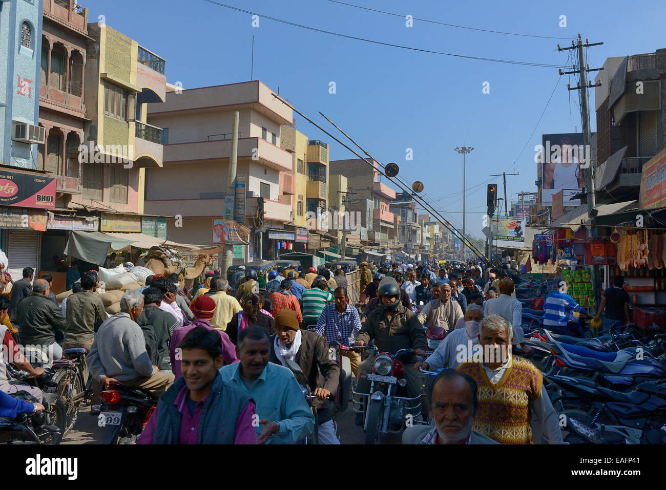 Inde, Rajasthan, regione du Marwar, Bikaner, la congestione sulle strade pubbliche durante la chiusura del passaggio a livello Foto Stock