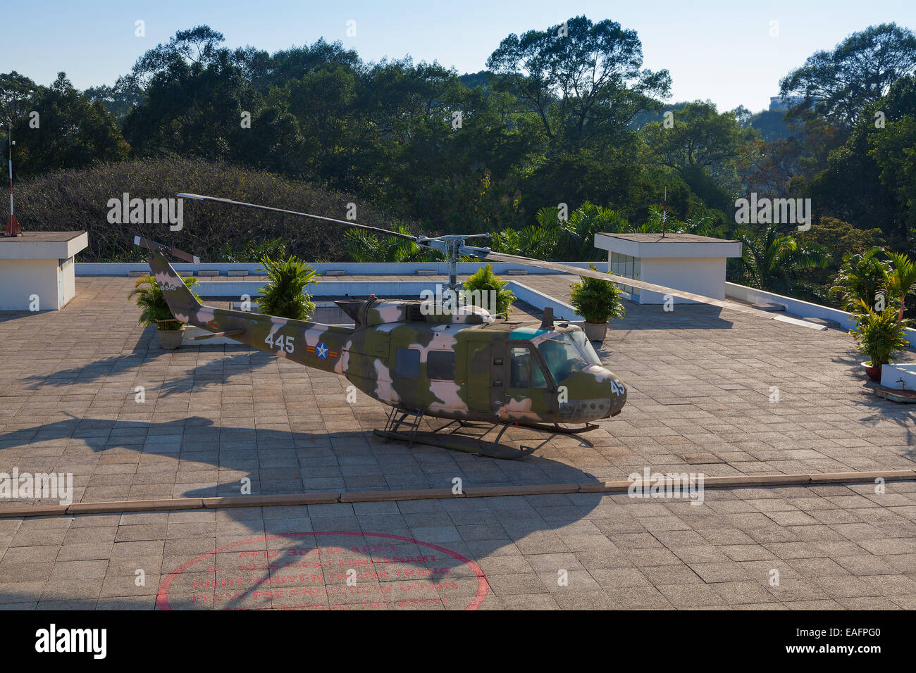 HO CHI MINH, VIETNAM Bell UH-1 Iroquois elicottero militare nel palazzo della riunificazione. Foto Stock