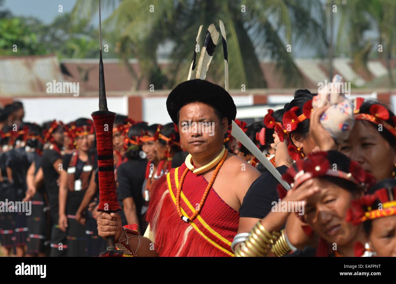 Dimapur, India. Xiv Nov, 2014. Un Sumi tribesman guarda su durante la celebrazione della festa Ahuna, un post harvest festival del Sumi Naga a Dimapur, India nord orientale di stato del Nagaland Venerdì 14 Novembre, 2014. Ahuna indica la celebrazione della stagione di raccolto in rendimento di grazie e di invocare lo spirito di buona fortuna per il prossimo anno. Foto di Caisii Mao Credito: Caisii Mao/NurPhoto/Alamy Live News Foto Stock