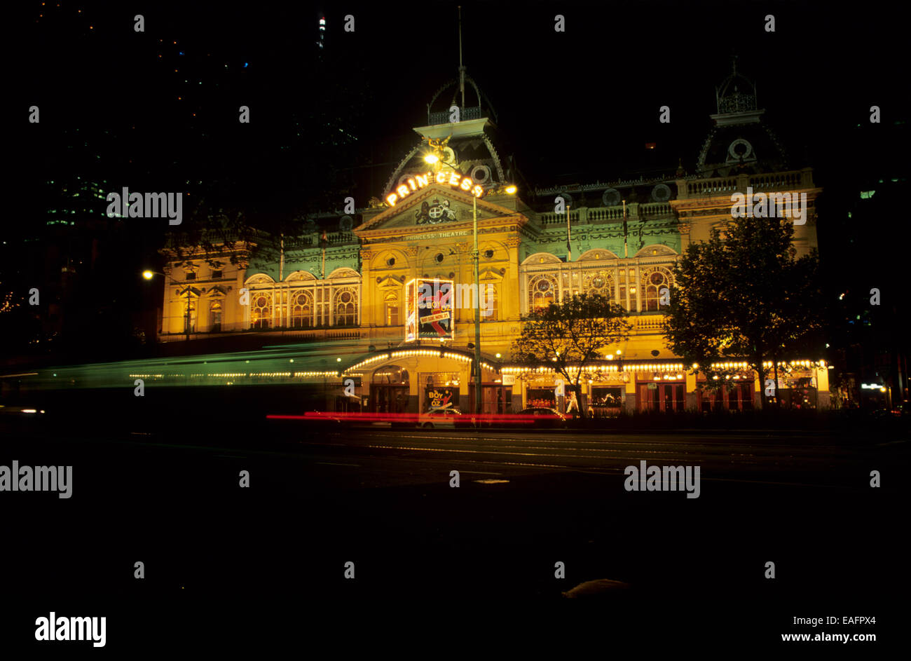 Australia, Victoria, Melbourne, teatro principessa durante la notte con le luci di coda del tram. Foto Stock