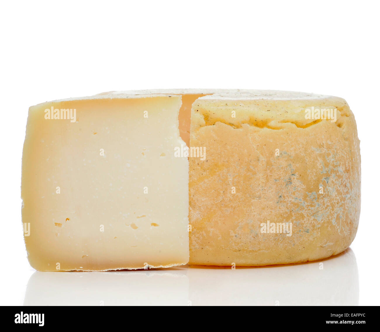 Primo piano di un formaggio indurito su sfondo bianco Foto Stock
