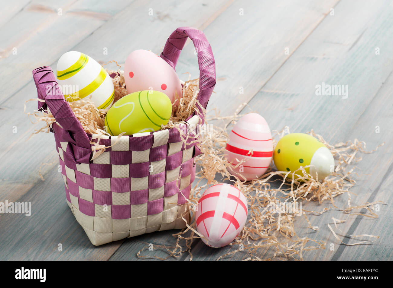 Colorate le uova di pasqua nel cestello Foto Stock