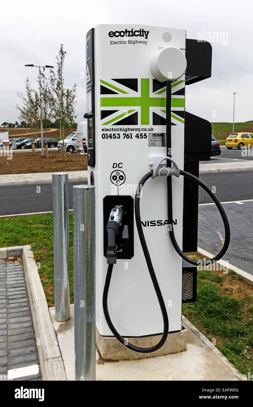 Un auto elettrica punto di carica a Gloucester Servizi M5 nord o autostrada Northbound Foto Stock