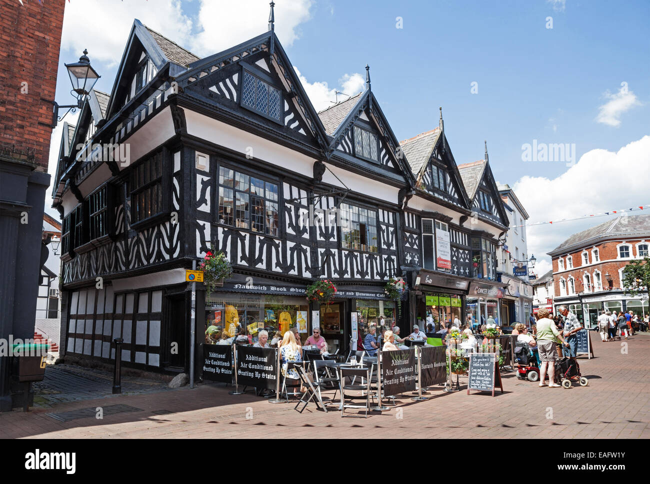 Un outdoor cafe' sul marciapiede in High Street in Nantwich Cheshire England Regno Unito Foto Stock