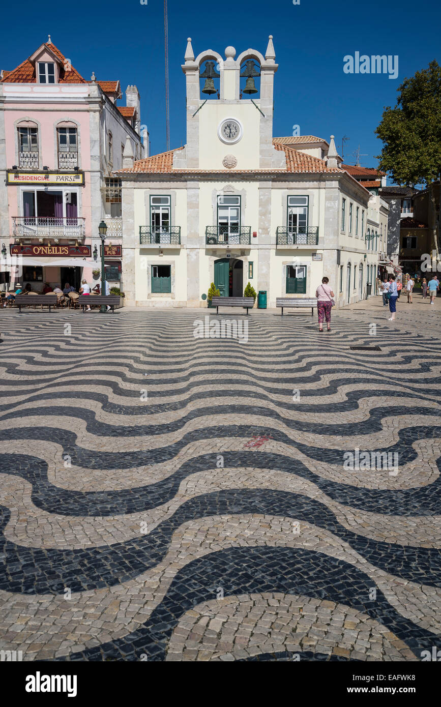 Nostra Signora di navigatori chiesa presso la piazza principale della città vecchia, 5 ottobre Square, Cascais, Lisbona, Portogallo Foto Stock