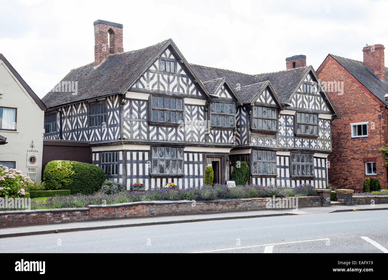 Churche's Mansion è una casa in stile elisabettiano con struttura in legno, in bianco e nero, situata a Hospital Street a Nantwich, Cheshire, Inghilterra, Regno Unito Foto Stock