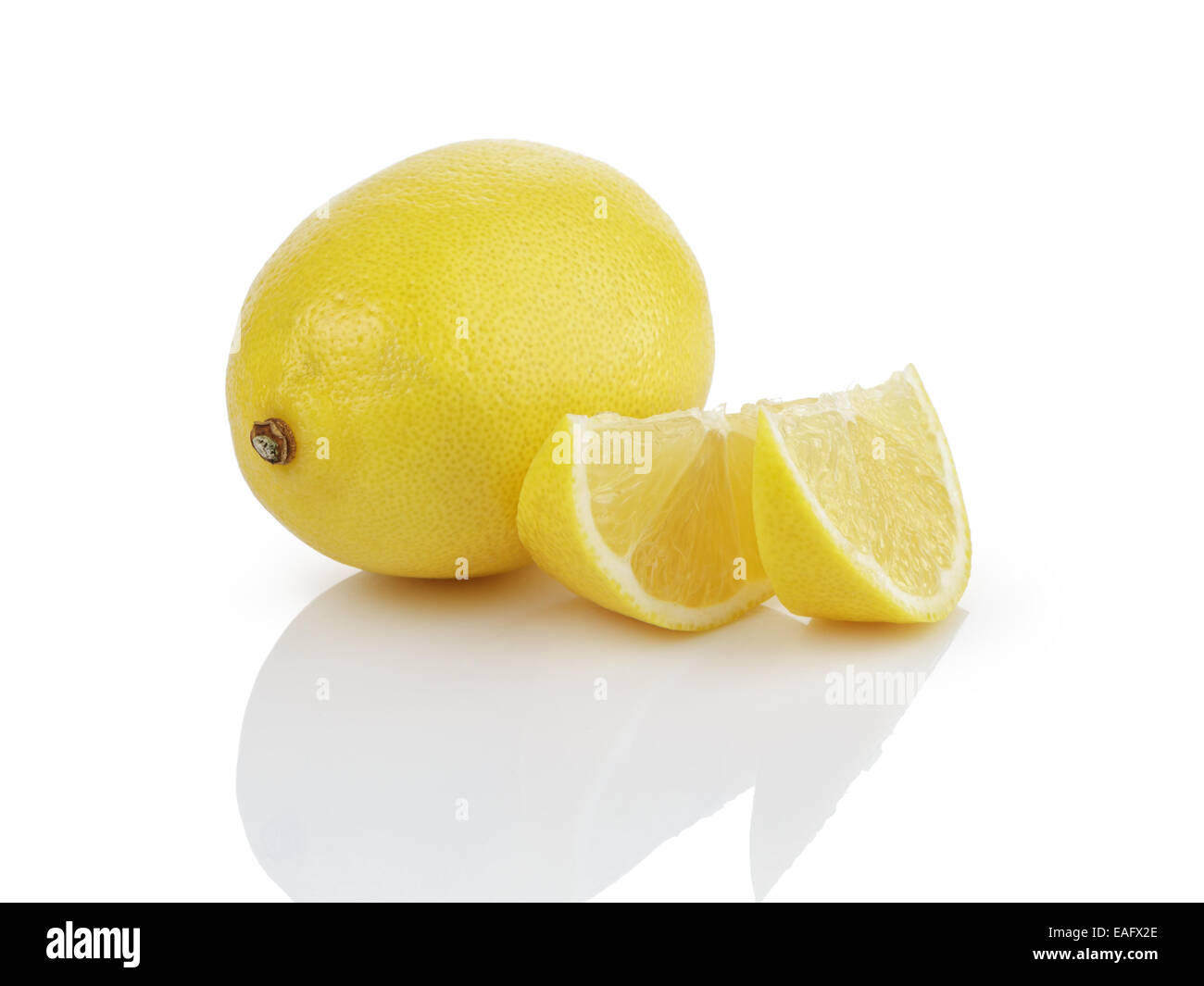 Mature le fette di limone, isolato su sfondo bianco Foto Stock