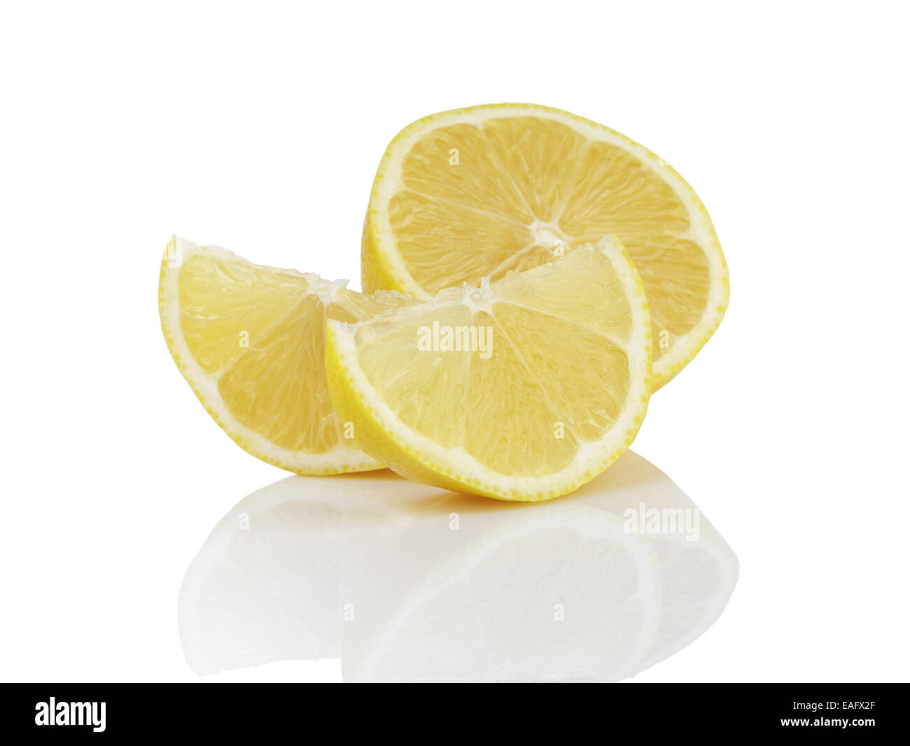 Mature le fette di limone, isolato su sfondo bianco Foto Stock