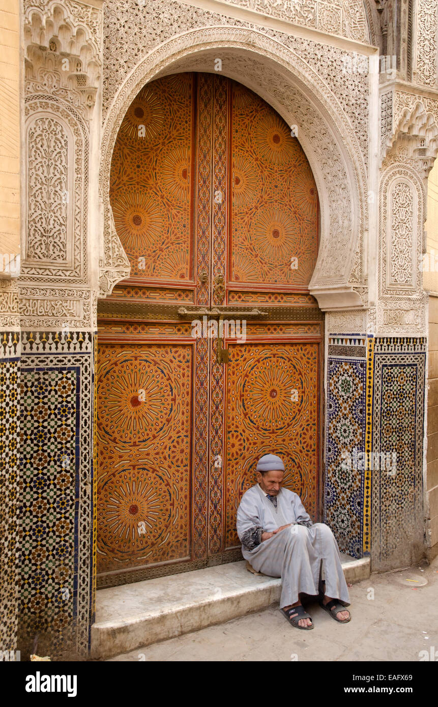 Beggar in corrispondenza di una porta, Fez Marocco Foto Stock