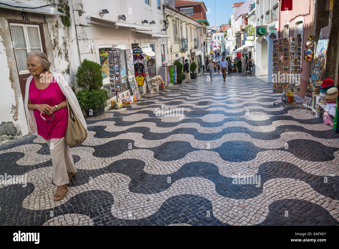 Strada pedonale con negozi e ristoranti per turisti, Cascais, Lisbona, Portogallo Foto Stock