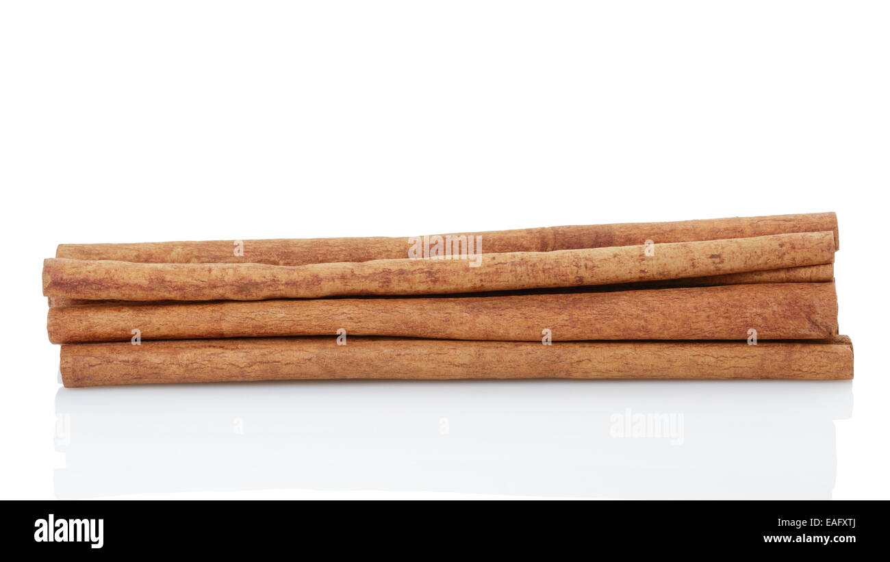 Cinnamon Cassia bastoni, isolati su sfondo bianco Foto Stock