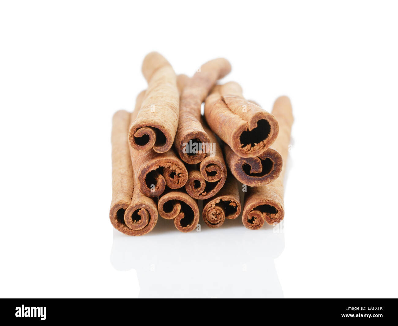 Cinnamon Cassia bastoni, isolati su sfondo bianco Foto Stock