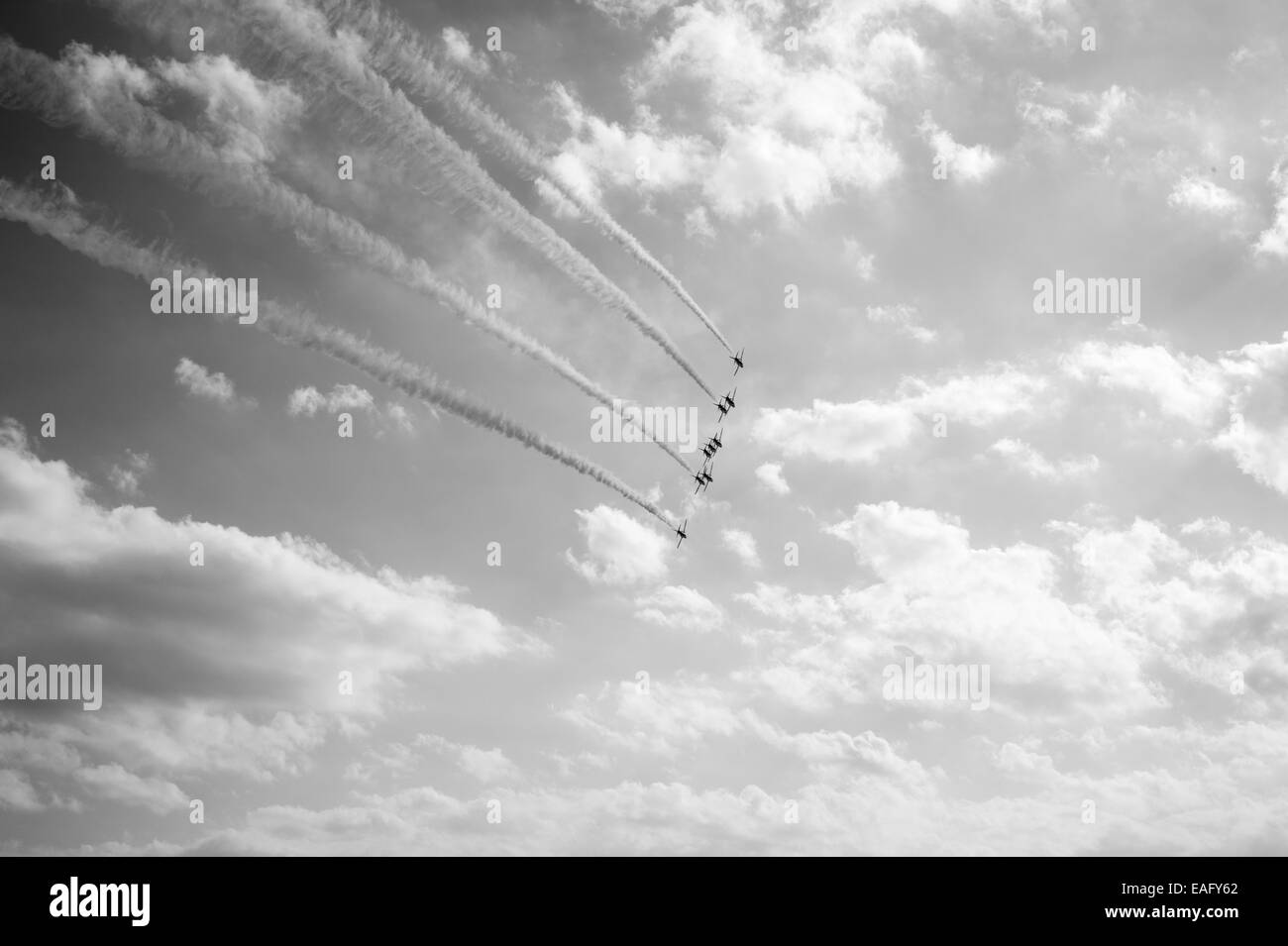 Le frecce rosse display di volo presso il Malta International Airshow 2014, volare lontano in formazione Foto Stock