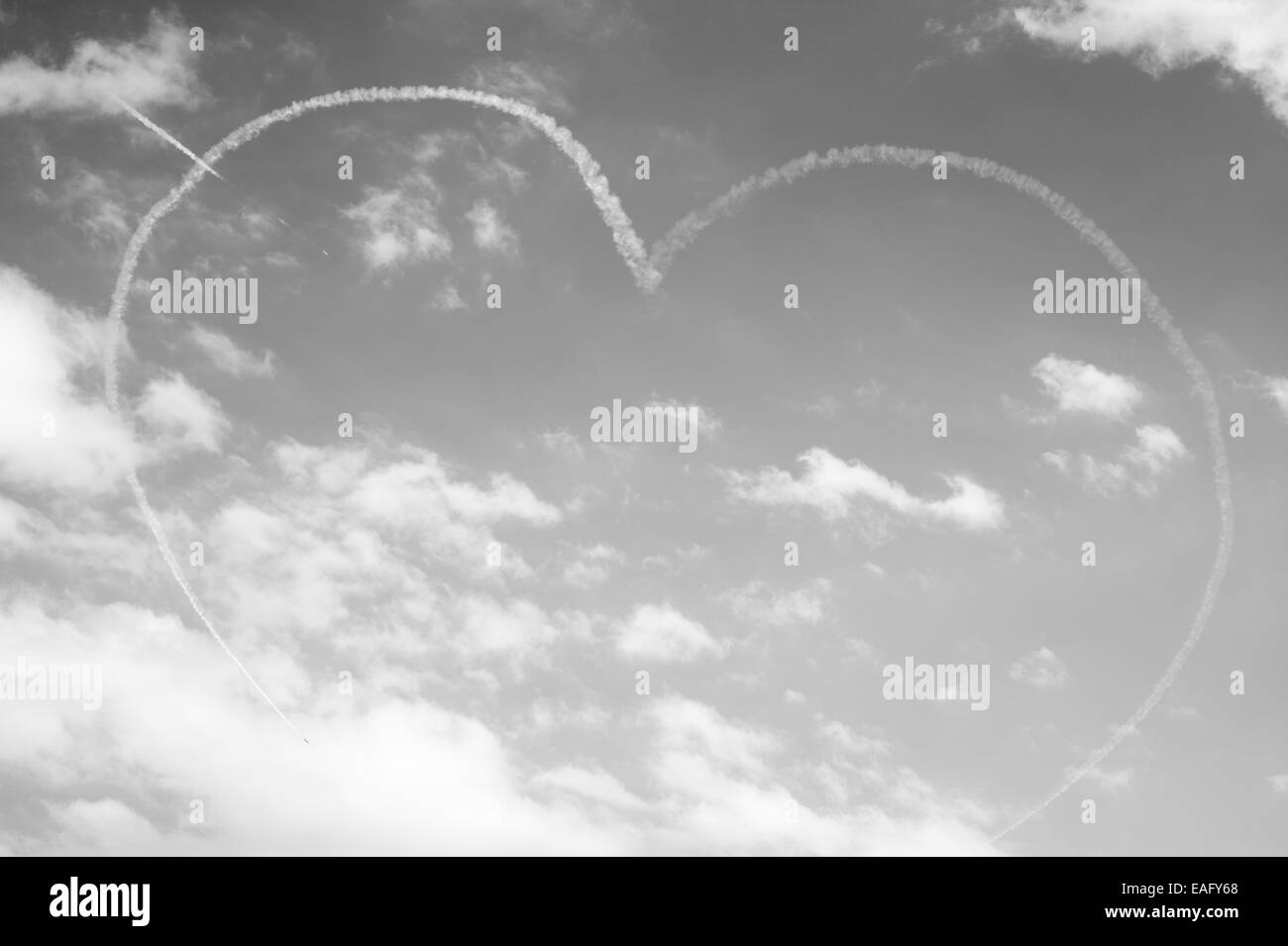 Le frecce rosse display di volo presso il Malta International Airshow 2014, una freccia rossa trafigge il cuore Foto Stock