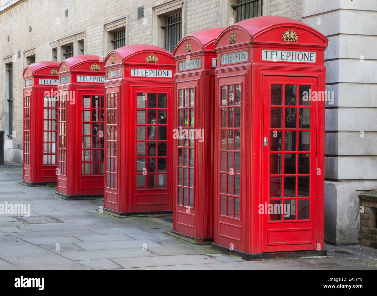 K2 cabine telefoniche rosse progettato da Sir Giles Gilbert Scott nel 1920 Foto Stock