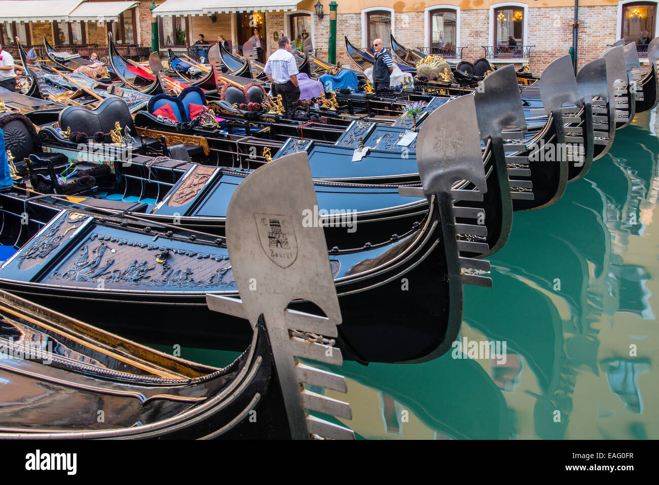 Gli archetti delle gondole in una fila, Venezia, Veneto, Italia Foto Stock