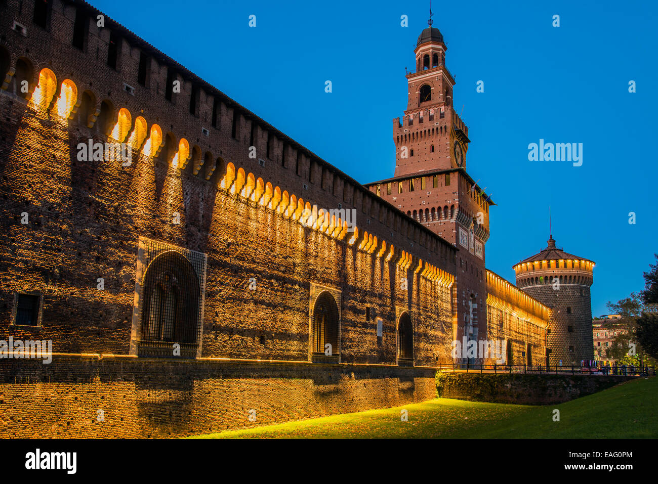 Castello Sforzesco castello medievale al crepuscolo, Milano, Lombardia, Italia Foto Stock