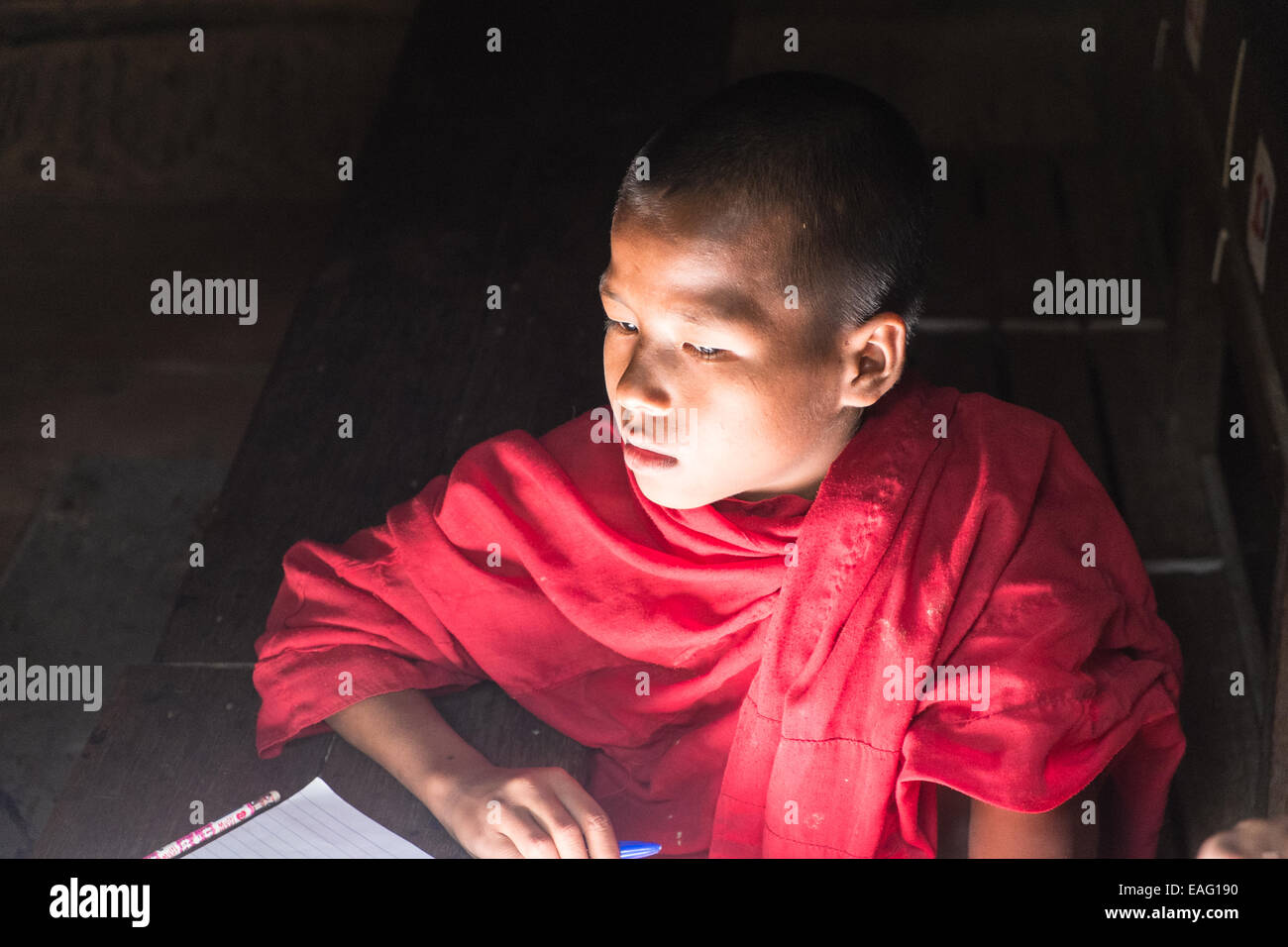 Figli che studiano a Bagaya Kyaung monastero,Inwa,Ava, vicino a Mandalay,birmania, myanmar, Asia sud-orientale, Asia Foto Stock