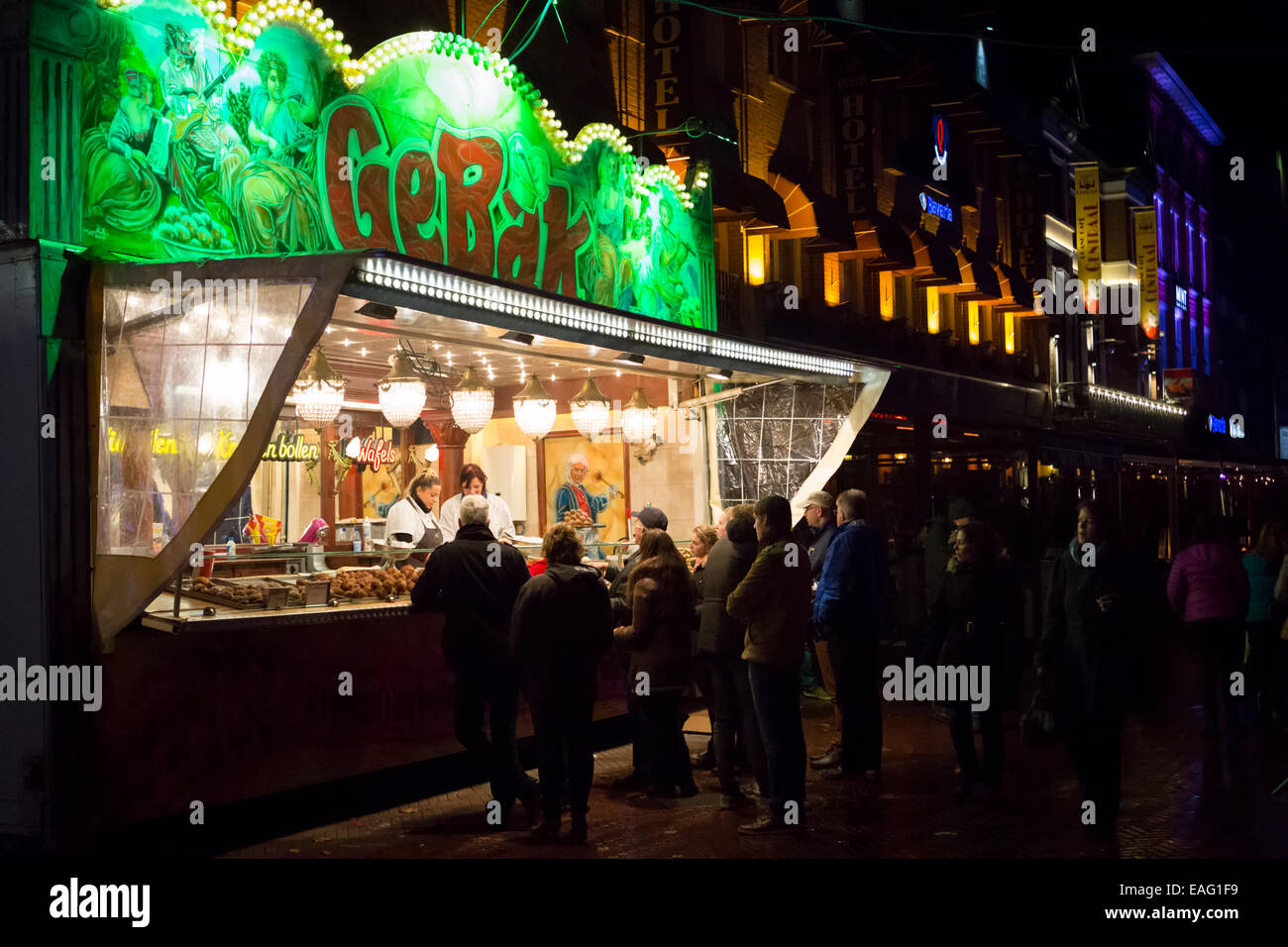 Tipicamente olandese gusto: una torta stalla dove le ciambelle olandese vengono venduti, soprattutto in occasione di fiere, mercati e intorno al nuovo anno Foto Stock