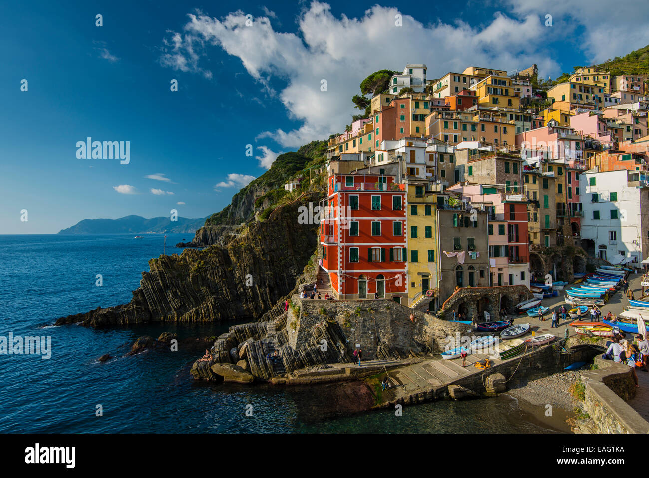 I colori del mare borgo di Riomaggiore, Cinque Terre Liguria, Italia Foto Stock