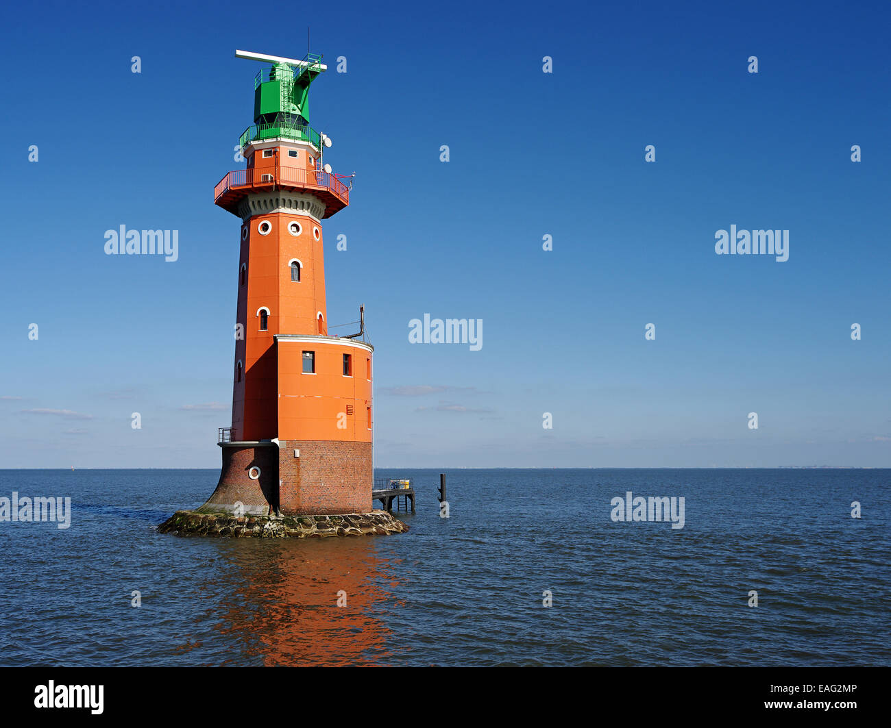 Faro rosso Hohe Weg vicino a Bremerhaven, Germania Foto Stock
