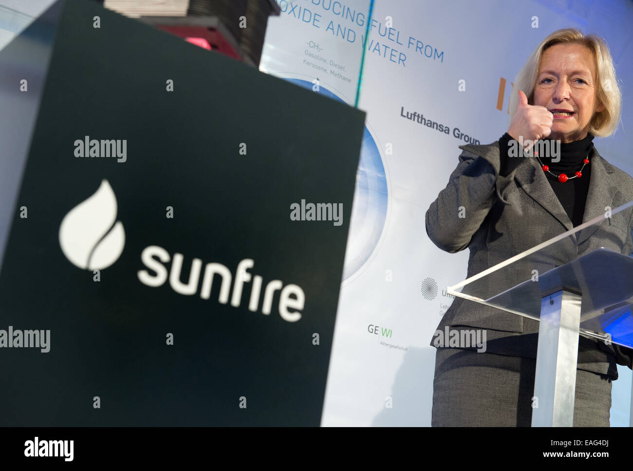 Ricerca tedesco il Ministro Johanna Wanka parla circa la produzione di energie rinnovabili, combustibili sintetici durante un press tour presso il Sunfire GmbH stabilimento di Dresda, Germania, 14 novembre 2014. Dresda-basato Sunfire vuole effettuare una sostituzione di petrolio al di fuori dell'acqua e biossido di carbonio con un milione di euro impianto pilota. La potenza al liquido processo converte acqua e biossido di carbonio in un liquido sintetico come carburante benzina, diesel e karosine utilizzando sistemi eco-power. Foto: ARNO BURGI/dpa Foto Stock